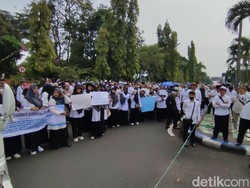 Aksi Ribuan Guru Honorer Madrasah Swasta Ciamis Suarakan Kesetaraan Hak Aksi Ribuan Guru Honorer Madrasah Swasta Ciamis Suarakan Kesetaraan Hak