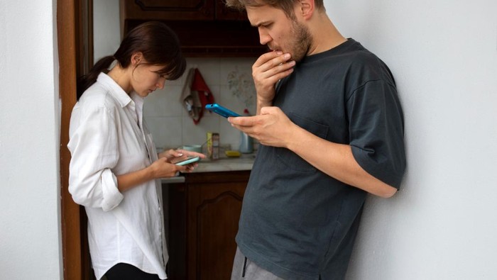 Sering Bertengkar Lewat Chat? Ini Alasan Kenapa 