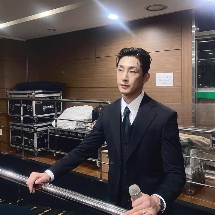 <p>Bae Na Ra mengawali debut akting di dunia hiburan dalam musikal <em>Promise</em> pada 2013. Ia pun kemudian melebarkan sayapnya dengan menjelajahi berbagai peran dalam drama populer seperti<em> Weak Hero Class 2</em> hingga <em>Tastefully Yours.&nbsp;</em>(Foto: Instagram@narajangvvv)</p>