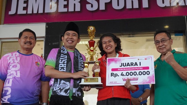 Rp50 Juta & Beasiswa Bupati Jember, Gus Fawait, menyerahkan bonus atlet berprestasi dan beasiswa pendidikan sebagai dukungan untuk memajukan olahraga dan generasi muda Jember.