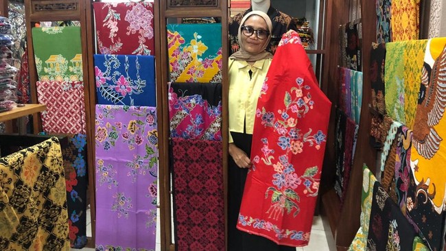 Datik Batik yang didirikan oleh Datik Daryanti mengubah batik tradisional jadi busana modern. Program BRIncubator BRI membantu UMKM ini tumbuh ke kancah global.