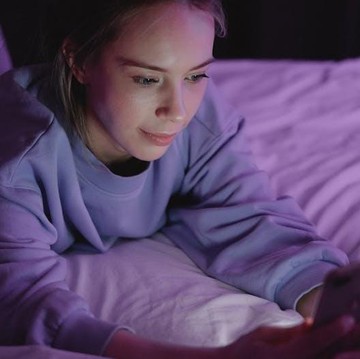 5 Ciri Kepribadian Orang yang Tak Bisa Berhenti Main HP di Malam Hari Menurut Psikologi