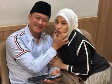 img-title Umumkan Perpisahan, Ini 7 Potret Mesra Clara Shinta & Suami 50 Hari Menikah