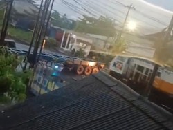 Video: Detik-detik Kecelakaan KA Vs Truk di Kaligawe Semarang