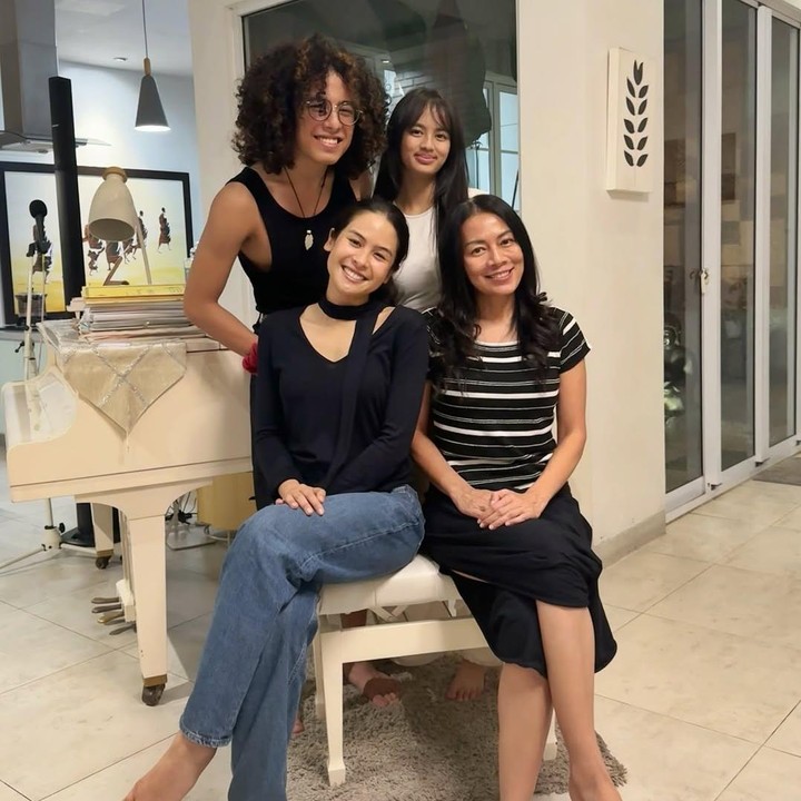 <p>Sejumlah artis Indonesia saling memperlihatkan kedekatan satu sama lain bersama rekan artisnya. Bahkan, tak jarang dari mereka yang sudah seperti keluarga. Salah satunya adalah pertemanan Dewi Lestari dan Maudy Ayunda. (Foto: Instagram@deelestari)</p>