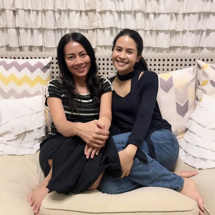 <p>Di tengah kesibukkan sebagai figur publik, keduanya belum lama ini meluangkan waktu untuk bertemu. Pada kesempatan ini, Dewi juga mengungkap bagaimana persahabatan mereka selama 13 tahun.&nbsp;(Foto: Instagram@deelestari)</p>