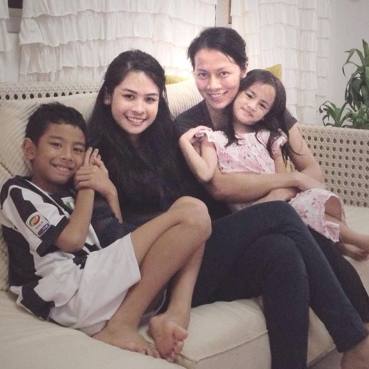 <p>Mereka pun tak ingin melewatkan kesempatan dengan membuat ulang foto dari 11 tahun yang lalu di sofa yang sama. &ldquo;Lihat betapa besarnya anak-anak ini! Dan mereka masih tergila-gila pada Kak Maudy mereka,&rdquo; ujar Dewi.&nbsp;(Foto: Instagram@deelestari)</p>