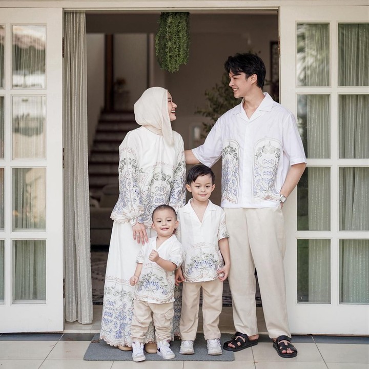 <p>Pasangan artis Dinda Hauw dan Rey Mbayang resmi menikah pada 10 Juli 2020. Dari pernikahan ini, Dinda dan Rey dikaruniai dua anak, yakni Arshakalif Muhammad Mbayang yang lahir pada tahun 2021, dan Arashkaba Muhammad Mbayang yang lahir pada 2023. (Foto: Instagram @rey_mbayang)</p>