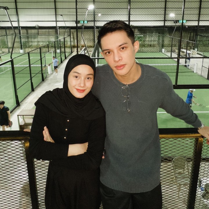 <p>Belakangan, Dinda dan Rey banyak menghabiskan waktu bersama karena sedang suka melakukan olahraga padel. Pasangan ini sering terlihat latihan bareng bersama teman-teman mereka. (Foto: Instagram @rey_mbayang)</p>