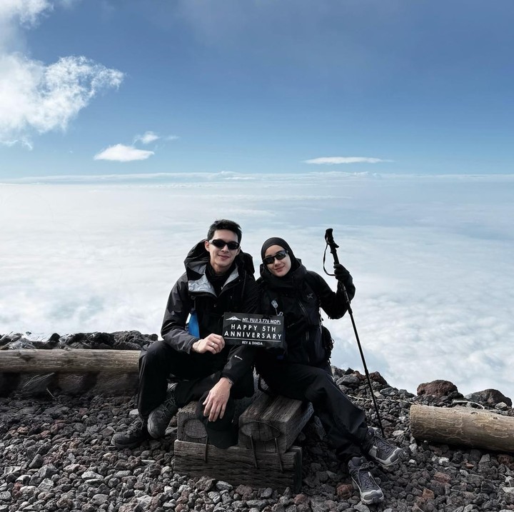 <p>Di tengah kesibukan, Dinda dan Rey selalu menyempatkan diri untuk<em> quality time</em> berdua. Pada momen perayaan ulang tahun pernikahan ke-5 di bulan Juli lalu, keduanya memutuskan untuk naik gunung Fuji di Jepang. Rey secara khusus mengungkapkan rasa bahagianya bisa menjalani bahtera rumah tangga bersama Dinda. "Bukan puncak Fuji nya yang jadi cerita, tapi cara kita untuk saling menemani di setiap langkah.. Selamat 5 tahun pernikahan istriku, semoga perayaan kecil kecilan ini akan selalu berkesan dan teringat..," tulis Rey di Instagram. (Foto: Instagram @rey_mbayang)</p>