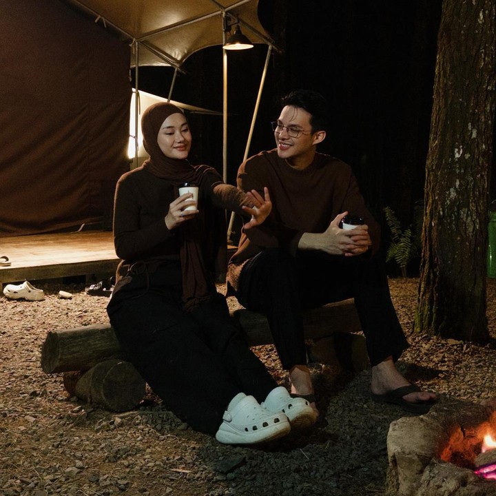 <p>Sejak menikah, rumah tangga Dinda dan Rey jauh dari gosip miring. Pasangan ini bahkan disebut couple goals karena kerap memamerkan kemesraan ke publik, Bunda. Melalui unggahan di Instagram, Dinda dan Rey sering membagikan momen romantis dan kekompakan keluarga mereka. (Foto: Instagram @rey_mbayang)</p>
