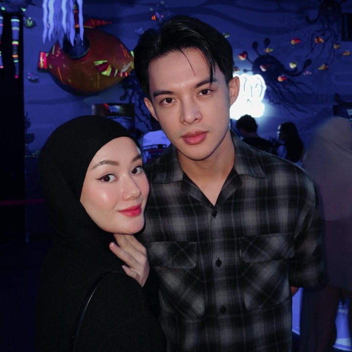 <p>Kekompakan Dinda dan Rey banyak dikomentari positif oleh netizen. Beberapa di antaranya turut mendoakan pasangan ini agar selalu langgeng. "Langgeng selalu yaa kaaa," tulis akun @uh***. "Banyak doa yang baik dan positif untuk pasutri ini, smoga apapun hal baik yang kalian inginkan di kabulkan Allah," ujar @my***. (Foto: Instagram @rey_mbayang)</p>