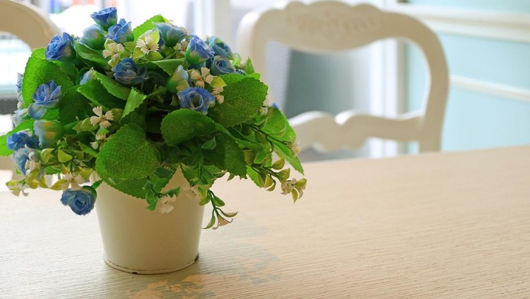 Ilustrasi bunga palsu di meja makan Beautiful Flower Vase on the Dining Table, with Blurred Background
