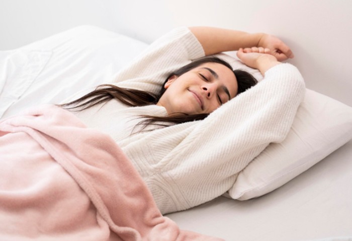 Tidur yang cukup membantu otak tetap fokus, memperkuat memori, dan membuat belajar lebih efektif.