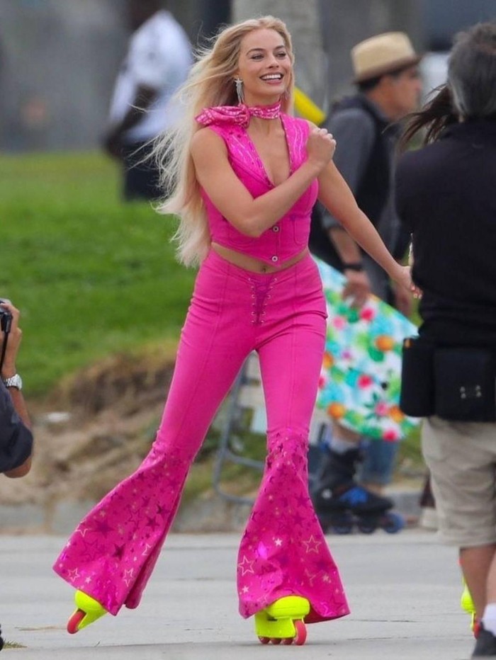 Jika kamu ingin tampil lebih feminin saat Halloween, kamu bisa meniru gaya Margot Robbie di film Barbie.