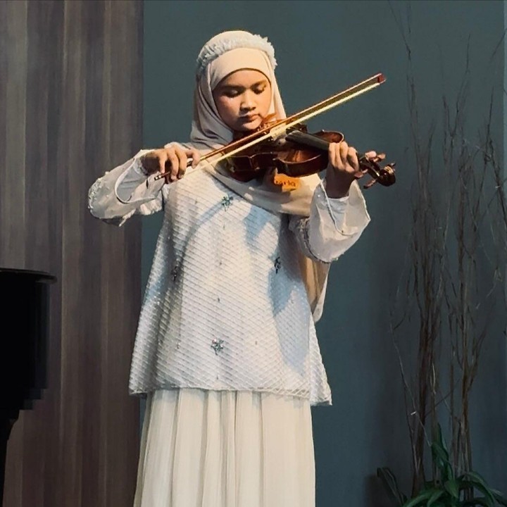 <p>Potret Starla yang tampil memukai di atas panggung saat bermain biola kembali dibagikan Inara di Instagram. Dalam unggahan ini, Inara mengungkap semangat anaknya dalam bermain biola di tengah kesibukan sekolah. "Starla tampil di violin recital-nya hari ini, padahal tiap hari udah sibuk murojaah &amp; sekolah!" tulis Inara. (Foto: Instagram @mommy_starla)</p>