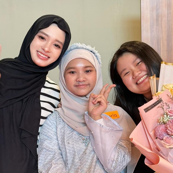 <p>Untuk memberikan penghargaan pada sang putri, Inara memberikan <em>bucket</em> bunga mawar kuning. Namun, bunga tersebut justru diberikan Starla ke guru musiknya. Dalam <em>bucket</em> bunga ini, Inara menuliskan pesan manis untuk putrinya Starla. "Kamu bermain dengan sangat indah, cintaku. Bunga ini untuk melodi yang kamu bawa di hidupku. <em>Love</em>, Mommy," demikian isi ucapan tersebut. (Foto: Instagram @mommy_starla)</p>