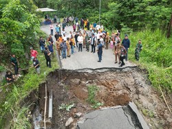 Jalan di Empat Lawang yang Amblas Akan Dibangun Jembatan Bailey Sementara