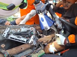 Truk Isi Kayu Terguling di Purbalingga, Evakuasi Sopir Berlangsung Dramatis Truk Isi Kayu Terguling di Purbalingga, Evakuasi Sopir Berlangsung Dramatis