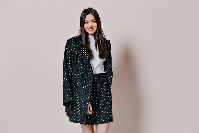 penyuka warna hitam adalah sosok sederhana dan praktis. Sebab, warna hitam sering menjadi ‘jalan pintas’ untuk dipadukan dengan hampir semua pilihan pakaian.