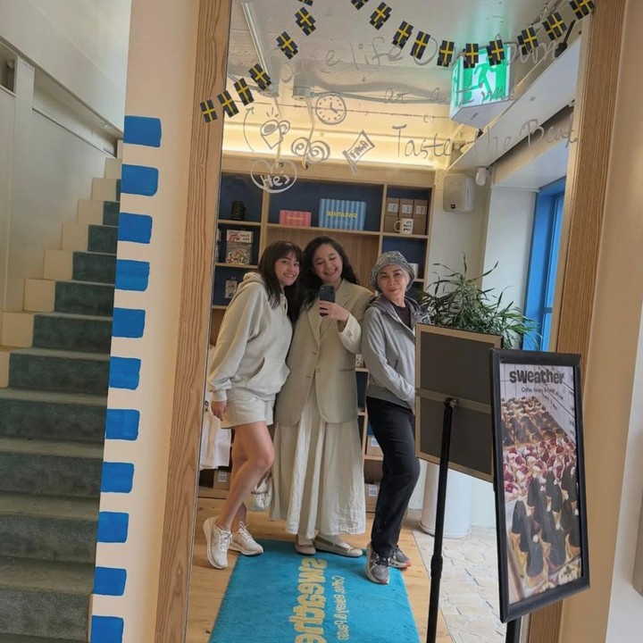 <p>&ldquo;<em>Ladies trip day 1</em>!!&rdquo; tulis Marshanda lewat Instagramnya. Banyak netizen pun turut senang dengan kebersamaan ketiganya dan memuji kecantikan ibu dan dua anak ini. "Kalian cantik2 banget semua," tulis @sach***. "Wow still look younger gk tua tua yaa yg ini ohh nooo," tulis @l1n***.&nbsp; "Yeaaay &hellip; Happy holiday three of you," tulis @lucy***.(Foto: Instagram @marshanda99)</p>