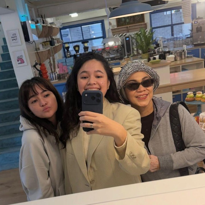 <p>Memasuki hari keempat, mereka terlihat mampir ke sebuah kafe cantik dengan suasana khas Korea Selatan. Tak lupa, ketiganya kompak berpose <em>mirror selfie</em>, Bunda. (Foto: Instagram @marshanda99)</p>