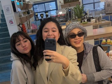 img-title Marshanda Ladies Trip Bareng Ibu dan Adik, Keberadaan Sienna Dipertanyakan