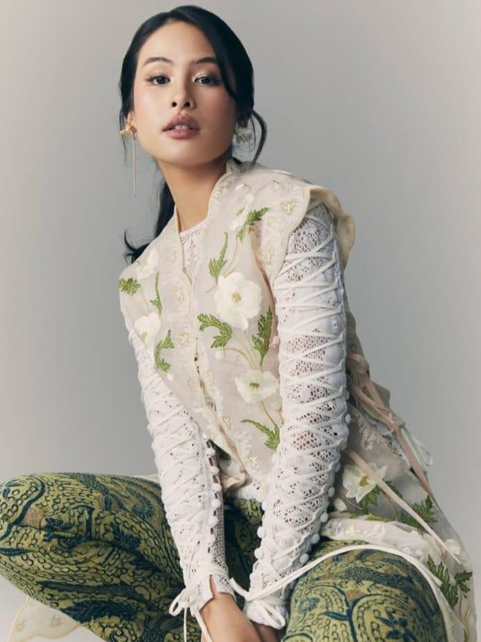 Bukan hanya di dunia hiburan, Maudy juga dikenal dengan prestasi akademik. Ia berhasil lulus dari Universitas bergengsi, yakni Oxford University di Inggris untuk S1 dan Stanford University di Amerika Serikat untuk S2.