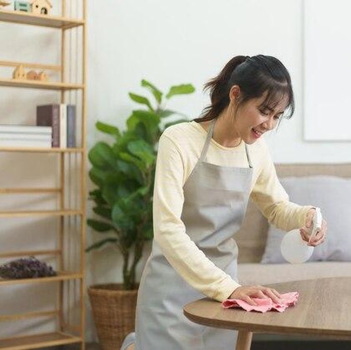 Membersihkan rumah lebih sering bisa menjadi tanda orang kesepian. Aktivitas ini sering dijadikan pelarian dari stres dan ketidaknyamanan dalam hubungan.