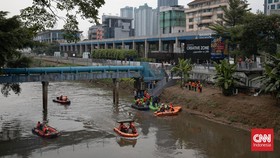 FOTO: Menelusuri Ciliwung, Edukasi Lingkungan di Jantung Ibu Kota