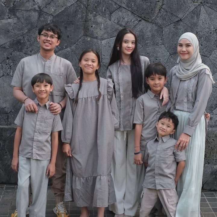 <p>Setelah menikah dengan Hanung Bramantyo pada tahun 2009, artis Zaskia Adya Mecca kini sudah dikaruniai lima orang anak, Bunda. Putri sulung mereka, Sybil, baru saja merayakan ulang tahunnya yang ke-15 pada 17 Oktober 2025. (Foto: Instagram @zaskiadyamecca)</p>