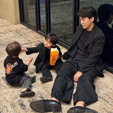 Dijuluki Suami Idaman, Ini 7 Potret Na Daehoon Momong Ketiga Anaknya dengan Jule