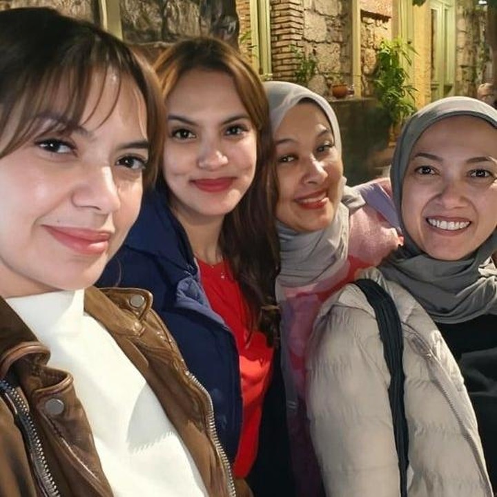 <p>Najwa dan ketiga saudaranya memang dikenal dekat, Bunda. Banyak netizen setuju kalau keempatnya juga selalu terlihat kompak. "Seneng liat kekompakan dan keseruan kakak beradik ini," tulis akun @ri***. "<em>Masyaallah</em> kompak banget Shihabs <em>sister</em>," ungkap @an***. (Foto: Instagram @najwashihab)</p>