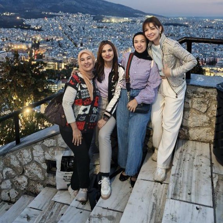 <p>Keempat putri cendekiawan muslim Quraish Shihab ini menghabiskan waktu dengan jalan-jalan di beberapa tempat wisata di Yunani. Salah satu tempat yang dikunjungi adalah daerah Santorini. Selama di Santorini, keempatnya menyusuri jalanan dengan bangunan rumah yang indah dan bergaya Mediterania. (Foto: Instagram @najwashihab)</p>