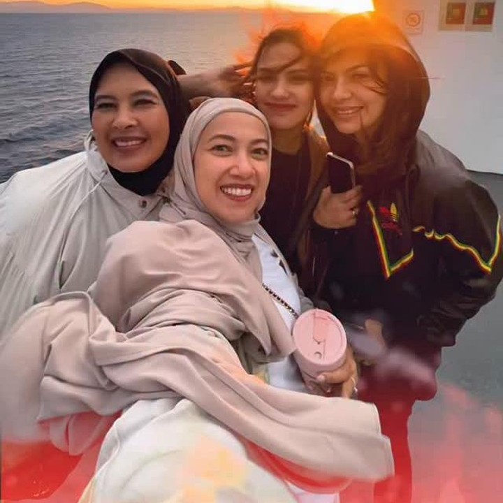 <p>Selain Santorini, Najwa dan ketiga saudaranya juga mengunjungi kawasan Exarchia, Lycabettus Hill, dan Kota MyKonos. Ketika berkunjung ke ota MyKonos, keempat saudara ini melihat pemandangan matahari terbit dari atas kapal. (Foto: Instagram @najwashihab)</p>