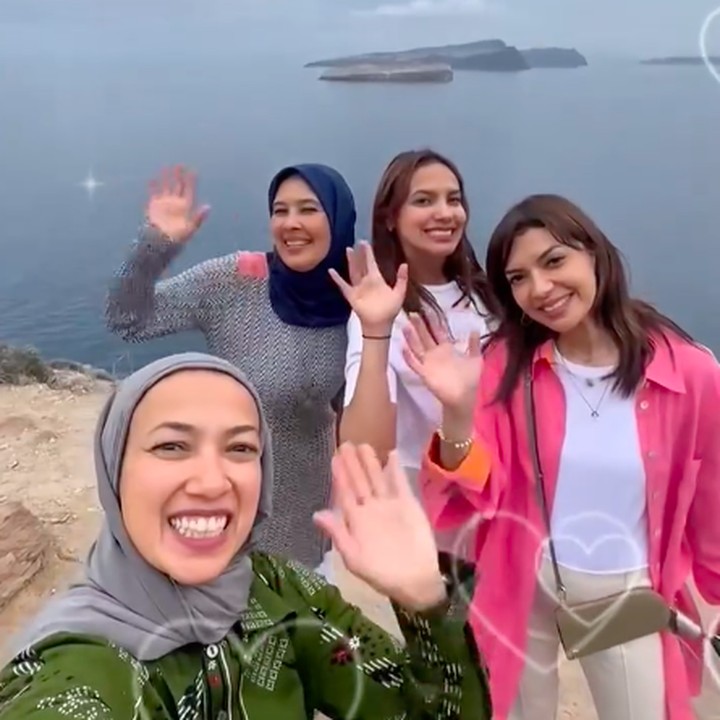 <p>Presenter Najwa Shihab membagikan momen spesial saat liburan ke Yunani, baru-baru ini. Tak sendiri, Najwa liburan untuk <em>quality time</em> bersama ketiga saudaranya, yakni Nasywa Shihab, Najelaa Shihab, dan Nahla Shihab. (Foto: Instagram @najwashihab)</p>