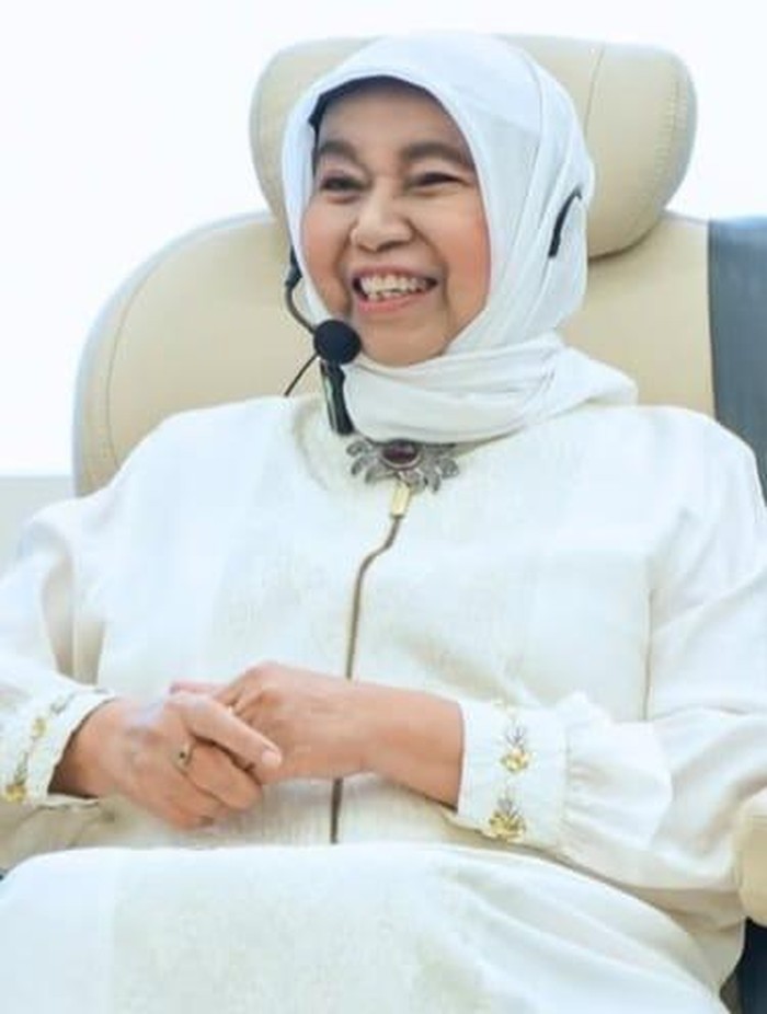 Nurhayati Subakat adalah founder PT Paragon Technology and Innovation yang mewadahi berbagai brand kecantikan tersebut. Berbekal gelar Apoteker yang diperolehnya dari ITB, perempuan kelahiran 27 Juli 1950 ini mulai mengembangkan produk kosmetik dengan brand-nya sendiri.