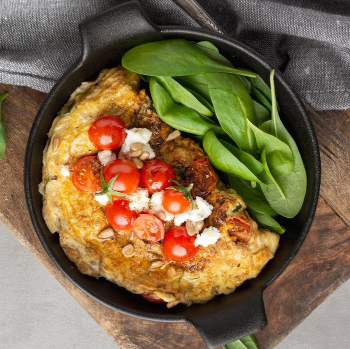 Oat telur sayur panggang bisa jadi pilihan bekal sehat yang cepat dan praktis dibuat. Kombinasi oat, telur, dan sayur memberi energi seimbang untuk aktivitas harianmu. Cukup panggang sebentar, dan kamu sudah punya bekal bergizi tanpa repot di pagi hari.