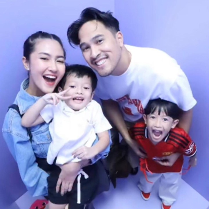 <p>Pasangan ini resmi menikah pada tahun 2017 dan telah dikaruniai dua orang anak, Bunda. Kehangatan keluarga kecil ini sering terlihat dari sejumlah unggahan mereka yang terekam di media sosial. (Foto: Instagram @libraakila_)</p>