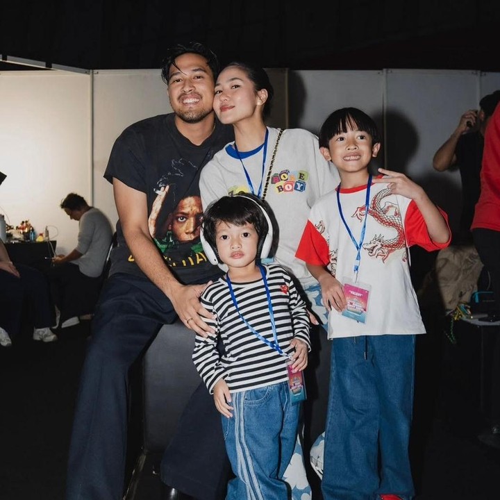 <p>Belum lama ini, Libra terlihat menghadiri konser sang suami. Istri dari penyanyi Adrian Khalif ini memang sengaja datang bersama kedua anaknya untuk memberikan dukungan untuk&nbsp;suaminya yang tampil di atas panggung. (Foto: Instagram @libraakila_)</p>