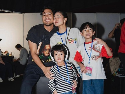 Potret Hangat Keluarga Adrian Khalif & Libra Akila, Bangga Karya Sang Suami Dinikmati Banyak Orang