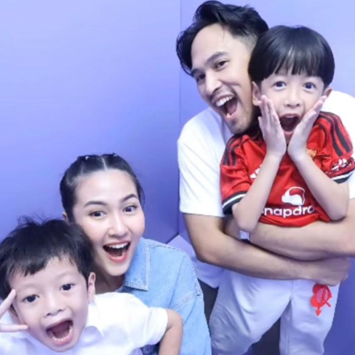 <p>Meski sempat gugup, rasa bangga Libra terhadap suaminya begitu terasa, Bunda. &ldquo;Tapi dari kursi penonton aku takjub, terkesima liat kamu dari awal sampe akhir tampil dengan energi dan vibrasi yang luar biasa tinggi. Bahagia banget karena semakin banyak orang menikmati karya-karyamu, ikut senang liat pencapaian kamu dan sayang sm kamu. <em>Proud is an understatement</em>. Selamat atas <em>another incredible milestone</em> @adriankhalif!&rdquo; ujar Libra. (Foto: Instagram @libraakila_)</p>