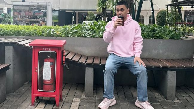 Kebebasan Finansial: 7 Gaya Minimalis Raditya Dika dengan Hoodie Setiap Hari