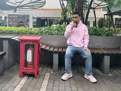 Financial Freedom, Ini 7 Gaya Minimalis Raditya Dika Pakai Hoodie Setiap Hari