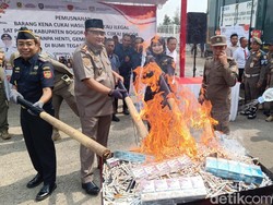 Jutaan Batang Rokok dan Miras Ilegal di Kabupaten Bogor Dimusnahkan