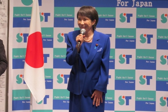 Sanae Takaichi memulai karier di media sebelum berpolitik. Ia merupakan sekutu Shinzo Abe dan pernah menjabat sebagai menteri.