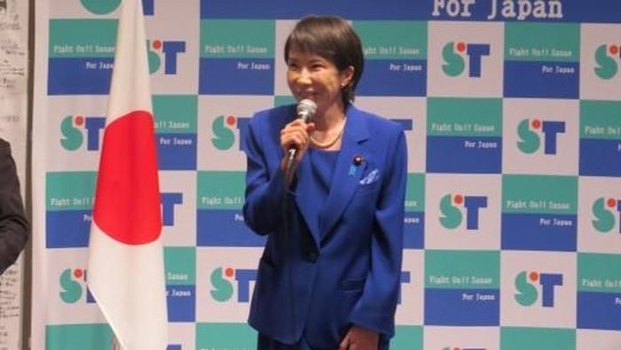 Sanae Takaichi memulai karier di media sebelum berpolitik. Ia merupakan sekutu Shinzo Abe dan pernah menjabat sebagai menteri.