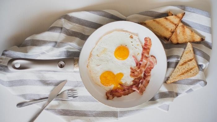 5 Makanan dan Minuman yang Tidak Boleh Dikonsumsi Bersama Telur