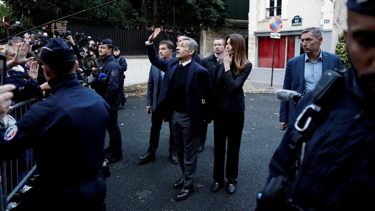 FOTO: Sarkozy Jadi Mantan Presiden Prancis Pertama yang Masuk Bui