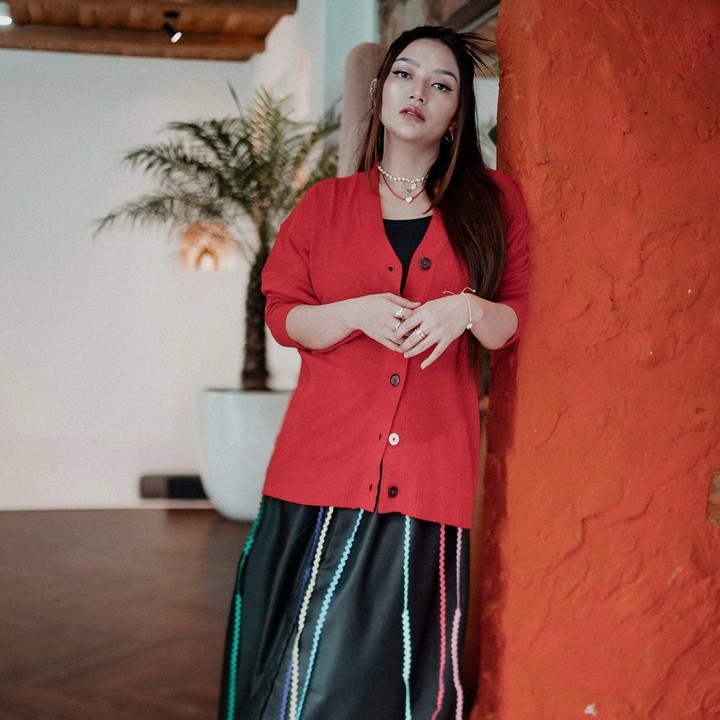 <p>Penyanyi dangdut Siti Badriah melahirkan anak kedua berjenis kelamin perempuan pada 15 Mei 2025. Lima bulan setelah melahirkan, penampilan istri aktor Krisjiana Baharudin ini mencuri perhatian netizen. (Foto: Instagram @sitibadriahh)</p>